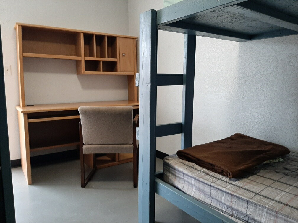 Carlsbad: Empty room with bunk beds, desk, chair