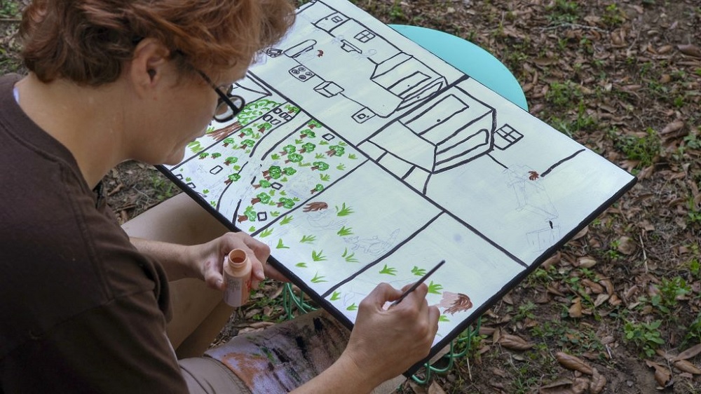 Being Michelle documentary: short-haired woman with glasses drawing outdoors 