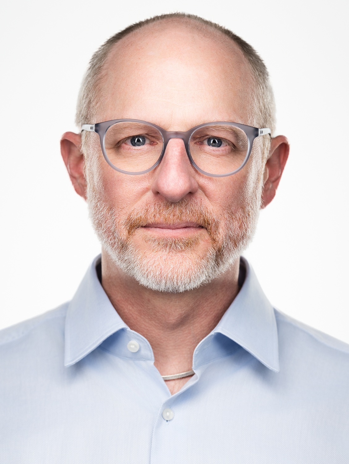 صورة لدانيال وارين: رجل أبيض يرتدي نظارة ويرتدي قميصًا أزرق فاتح