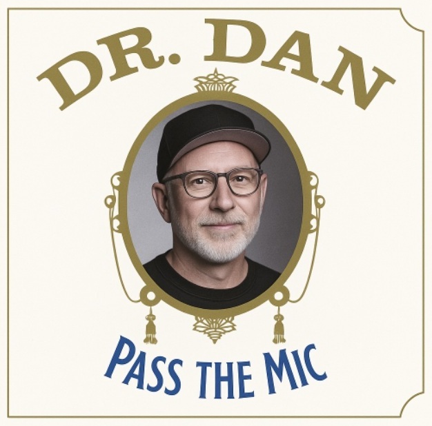Dr Dan_Pass the mic_series: رسم يظهر رجل يرتدي قبعة بيسبول ويرتدي نظارات "دكتور دان" في الأعلى و "مرر الميكروفون" في الأسفل