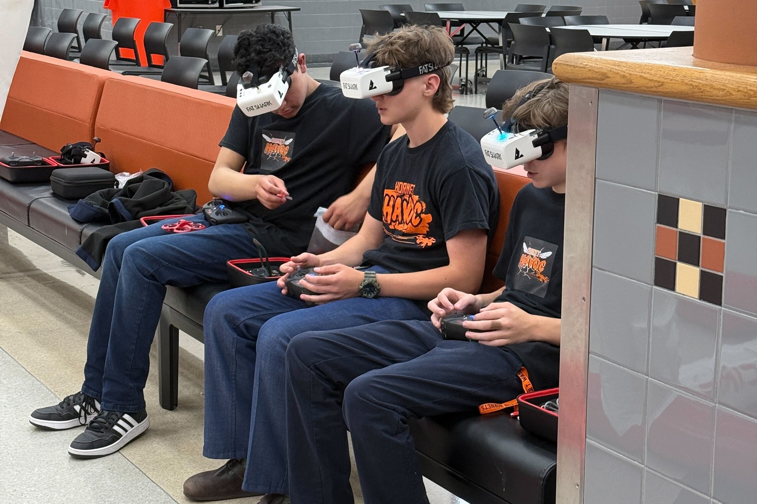 إعطاء طلاب تولسا طريقًا واضحًا من الفضول إلى القيادة المهنية: مجموعة من الشباب في كافتيريا المدرسة يرتدون نظارات واقية من الطائرات بدون طيار